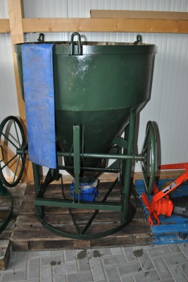Picture Auktion Betonbombe, Betonsilo mit Handrad